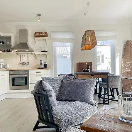 Strandhus 1 *