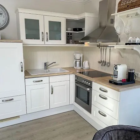 Strandhus 1 *