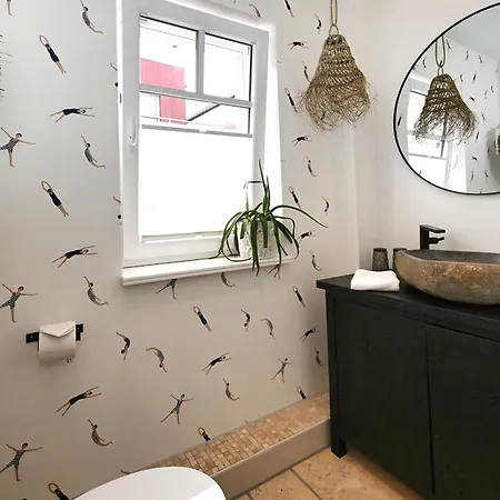 Strandhus 1 *